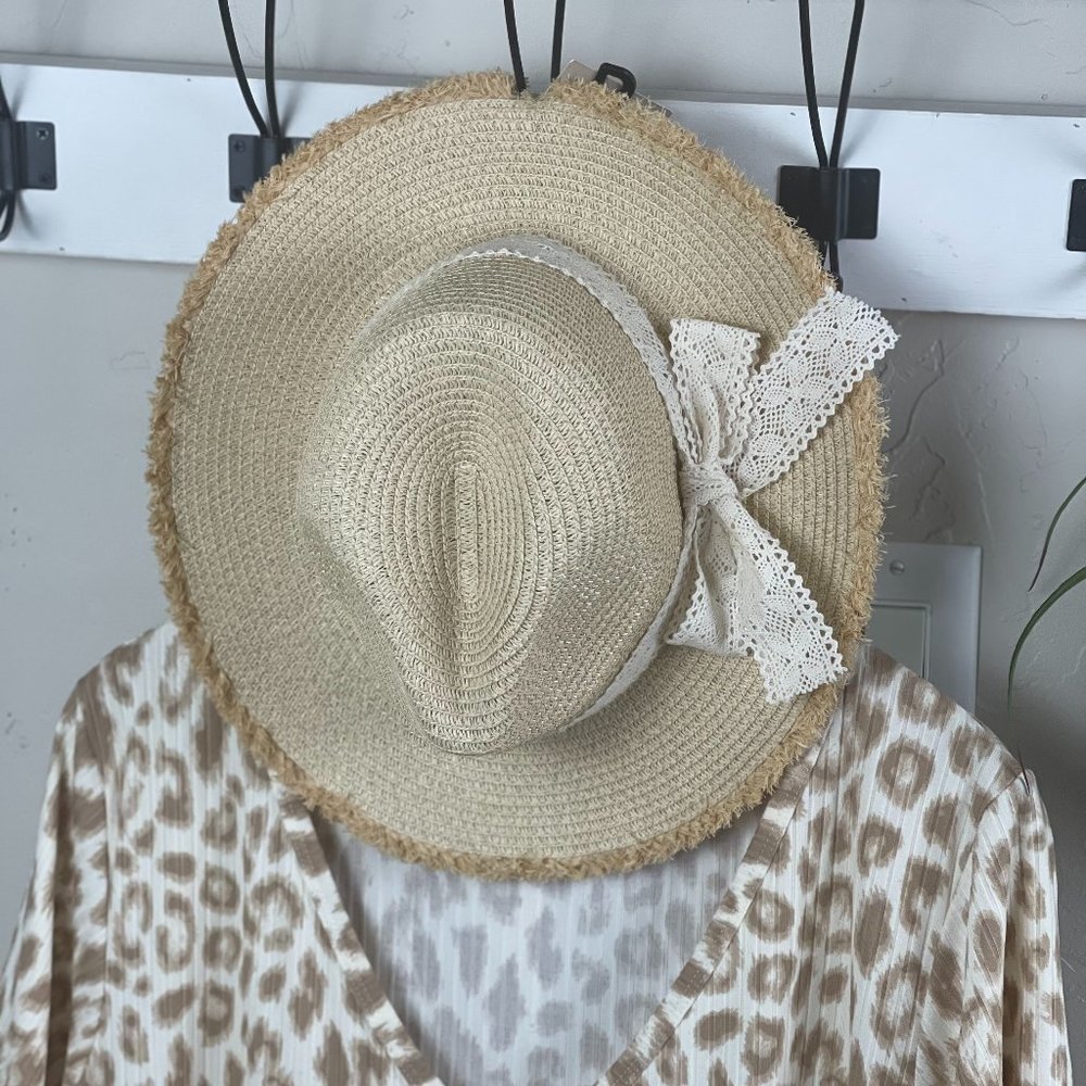 Tan Straw Hat w/Lace Hatband